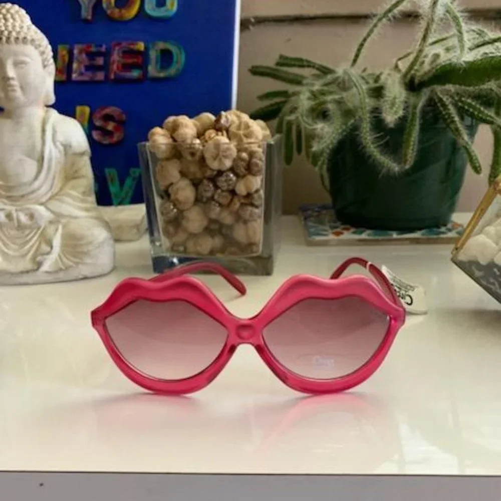 Circus by Sam Edelman Lip Sunglasses